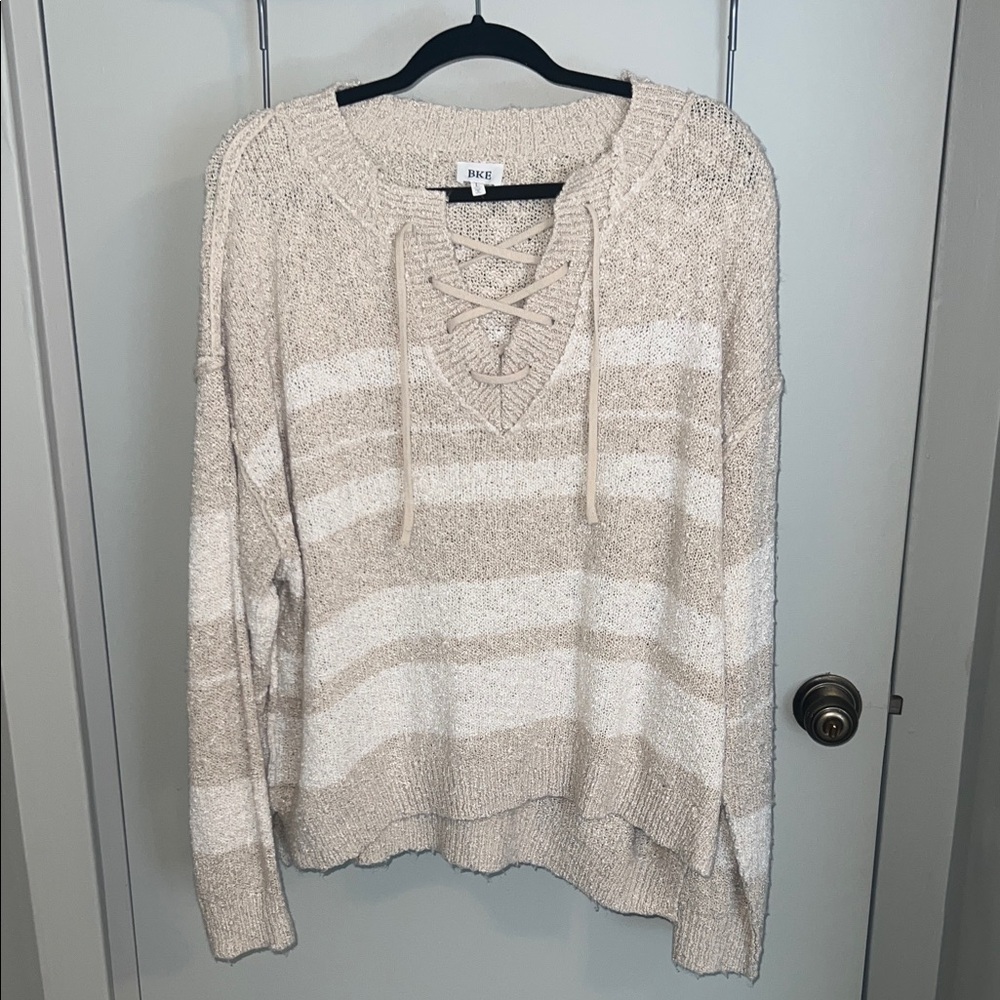 Buckle Women's V-Neck Sweater in Cream and White
